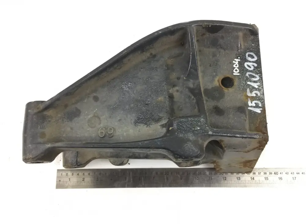 1517469 Krängningshämmarhållare framaxel, vänster SCANIA 1355287 1355289 P,G,R,T-series (2004-2017) Outlet