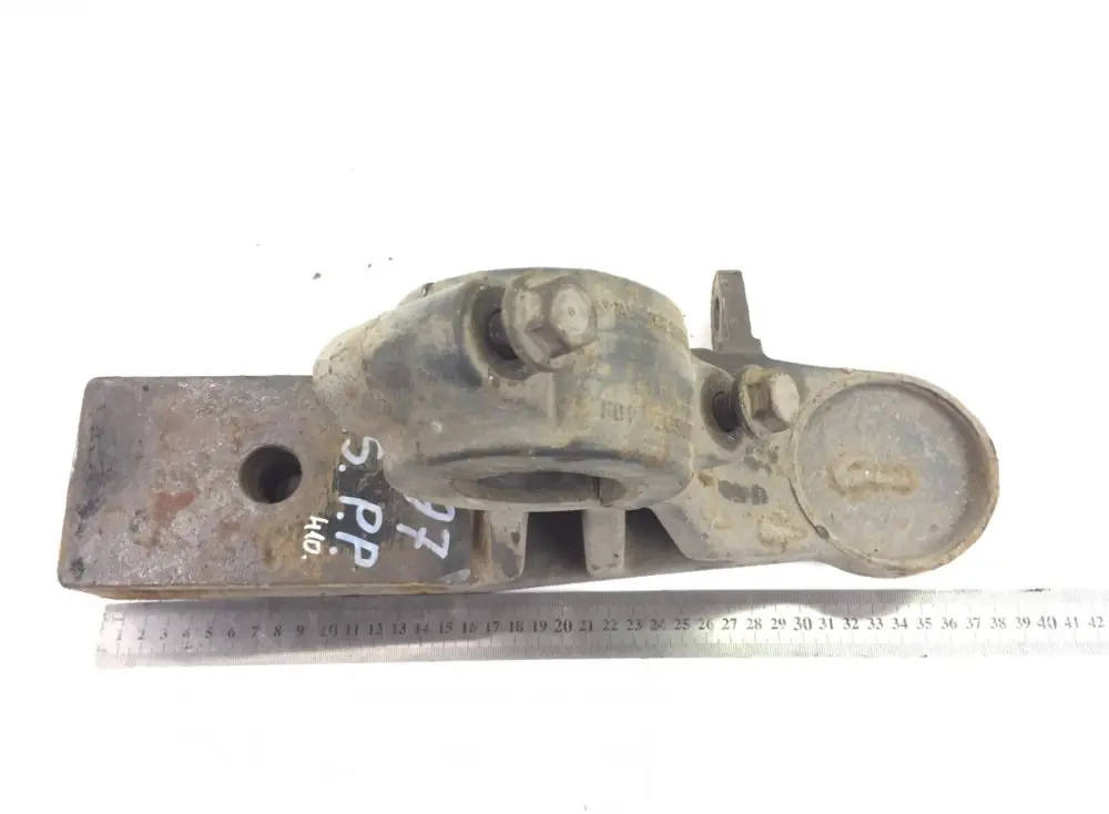 9433234184 Hållare för krängningshämmare, framaxel, nedre höger MERCEDES-BENZ A9433234184 A9413230521 9413230521 Axor, Actros MP1, MP2, MP3 (1996-2014) Sänkt pris