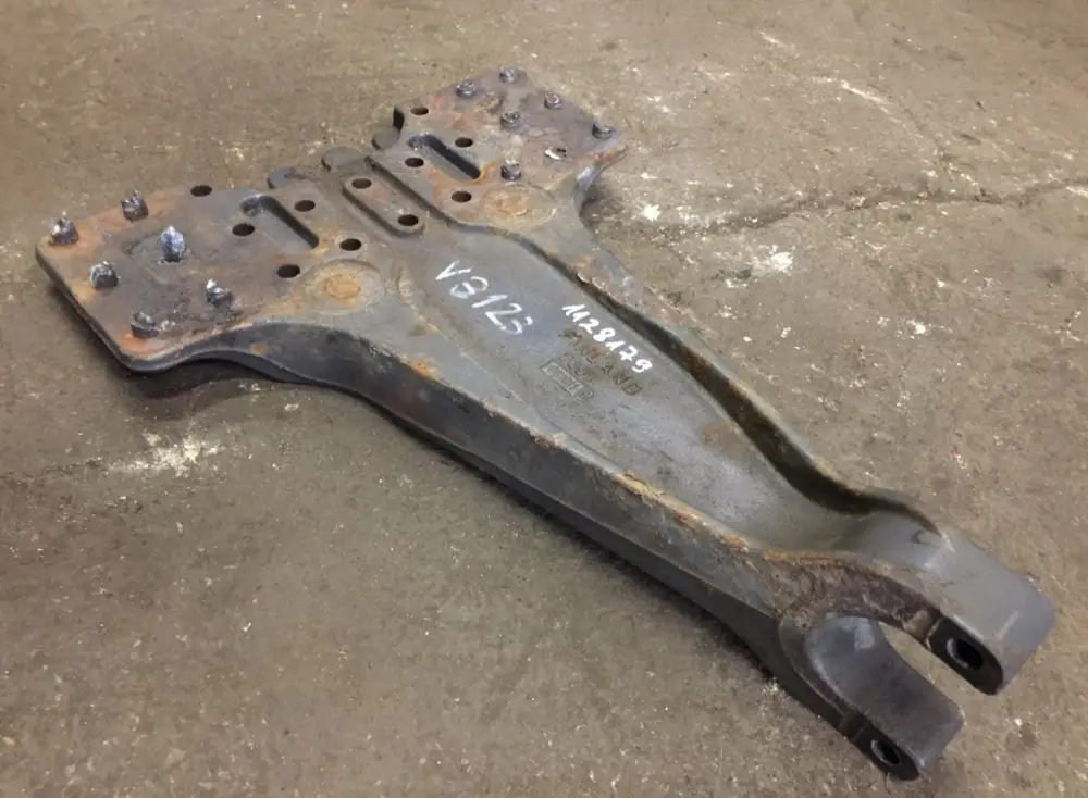 Köp online 20717178 Krängningshämmarhållare drivande axel, höger VOLVO 21076075 1077923 FH12, FH16, NH12, FH, VNL780 (1993-2014)