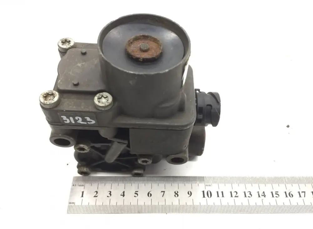 Lägg i varukorgen 20516342 ABS-ventil framaxel, vänster ABS Valve, Front Axle KNORR LH=RH VOLVO,MERCEDES,RENAULT,SCANIA